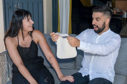 Papa qui reçoit le bavoir annonce naissance original en coton