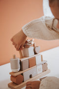 Enfant qui joue avec les blocs à empiler bébé en bois forme maison
