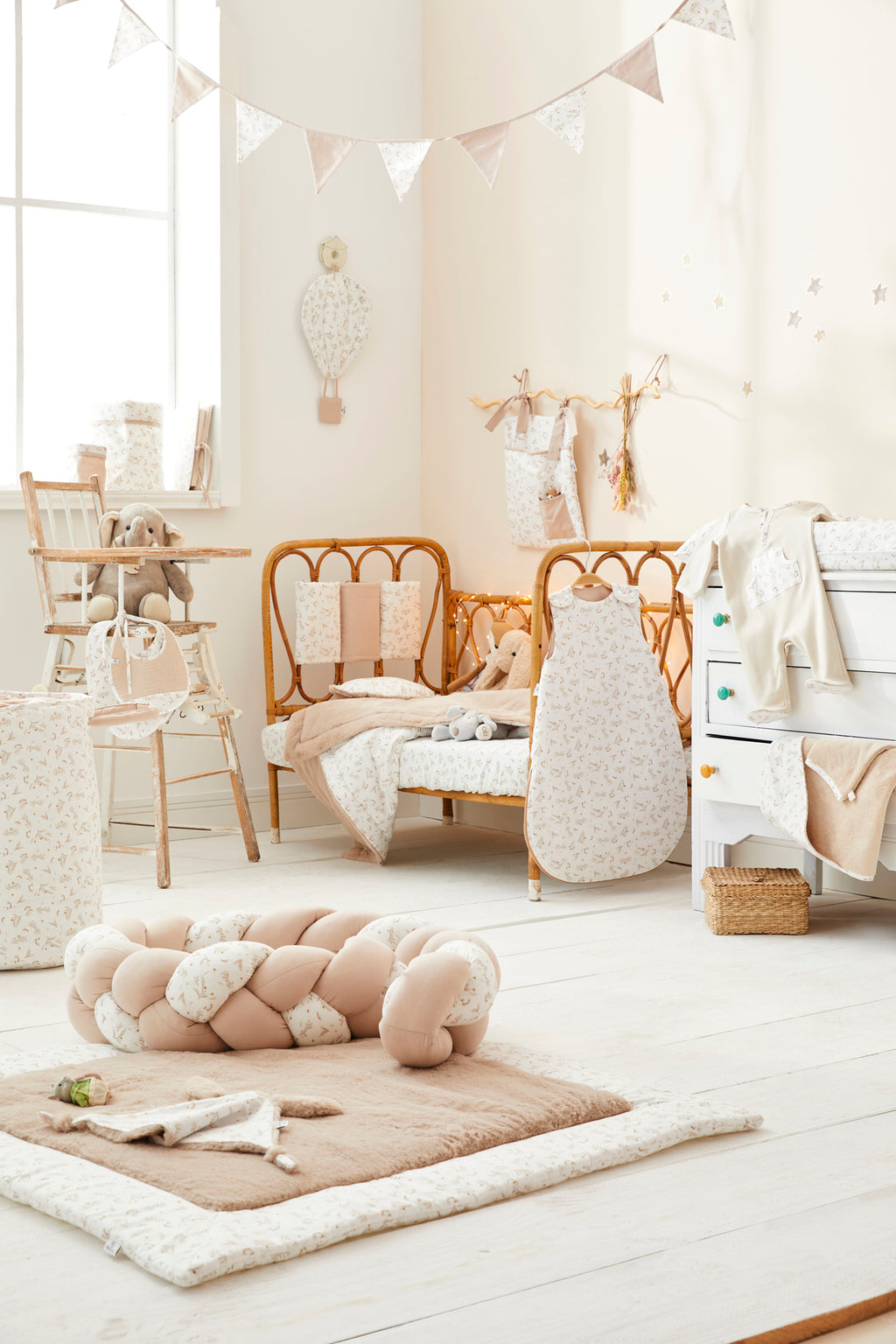 Ambiance chambre bébé collection Daydream avec textiles doux et décoration naturelle