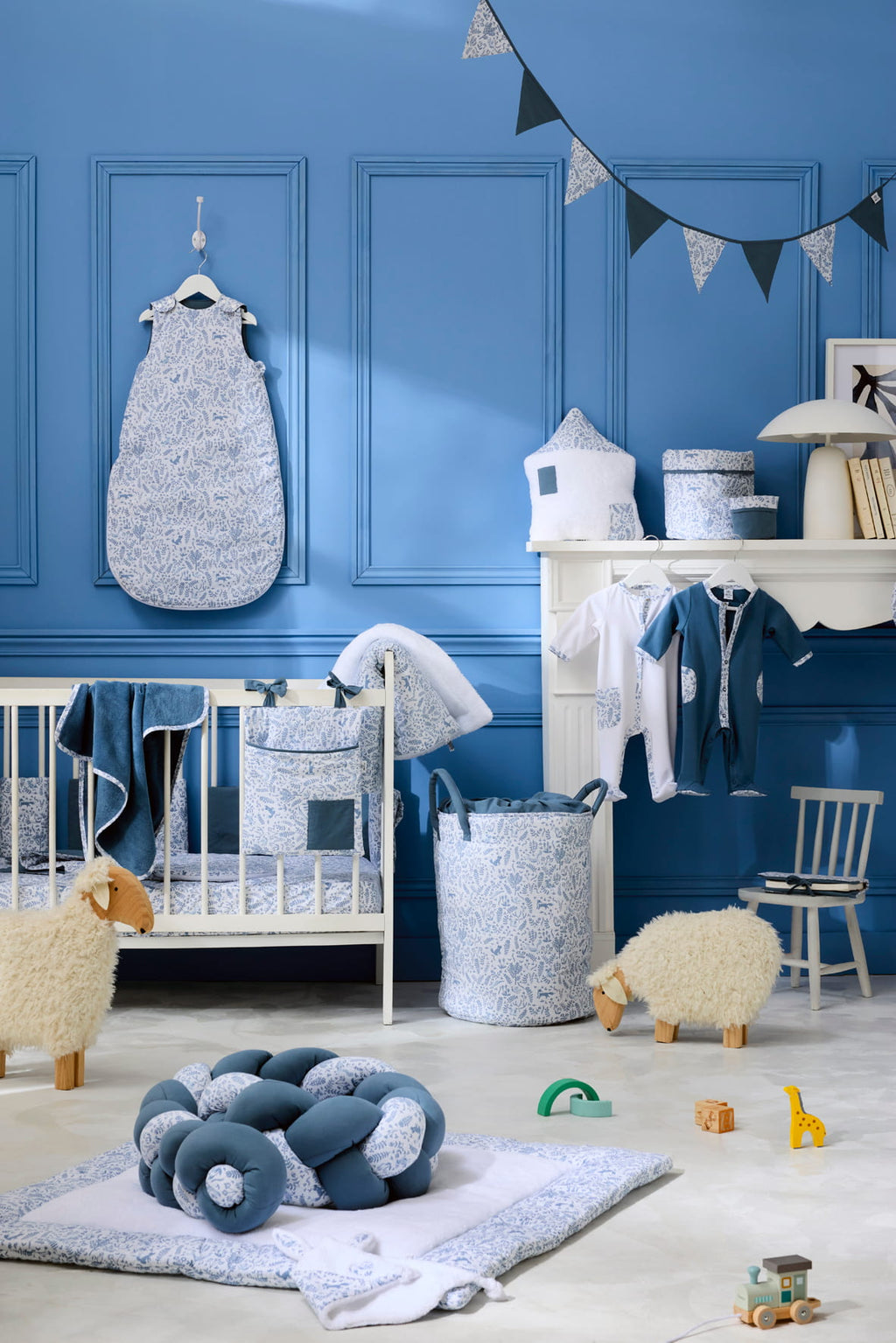 Lit bébé avec linge et tour de lit collection Forêt enchantée
