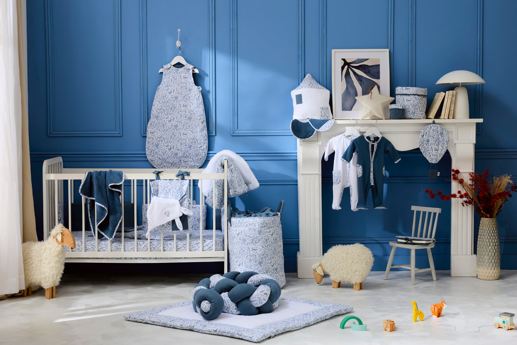 Univers chambre bébé aux tons bleus avec produits collection Forêt enchantée