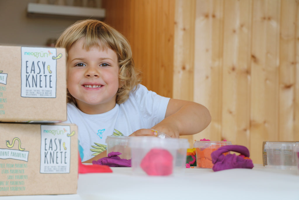 Enfant qui joue avec de la pâte à modeler avec le kit NeogrÜn