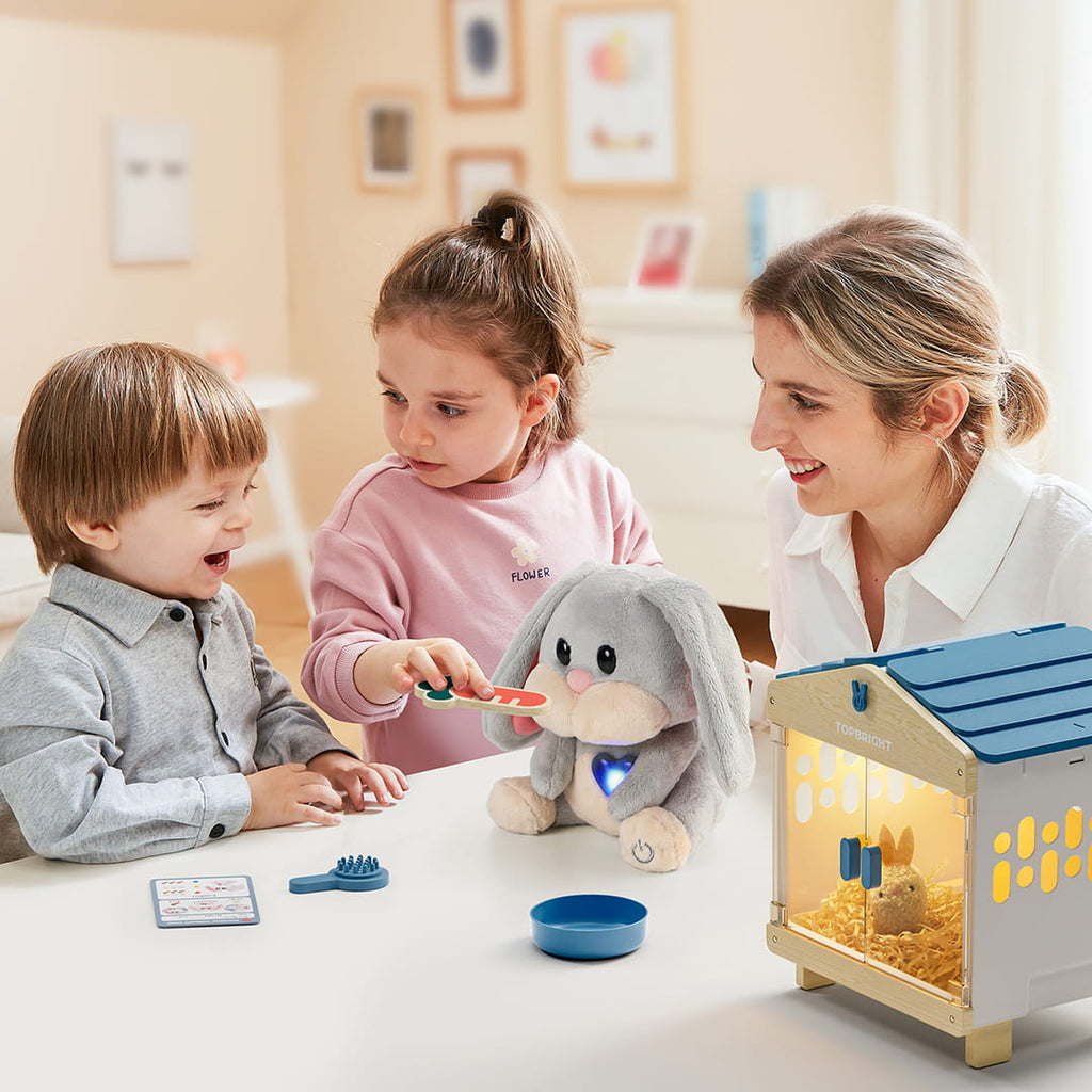 Enfants et maman qui jouent avec la peluche interactive lapin enfant avec clapier lumineux