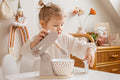 Petite fille qui joue avec le robot culinaire enfant en bois avec accessoires cuisine