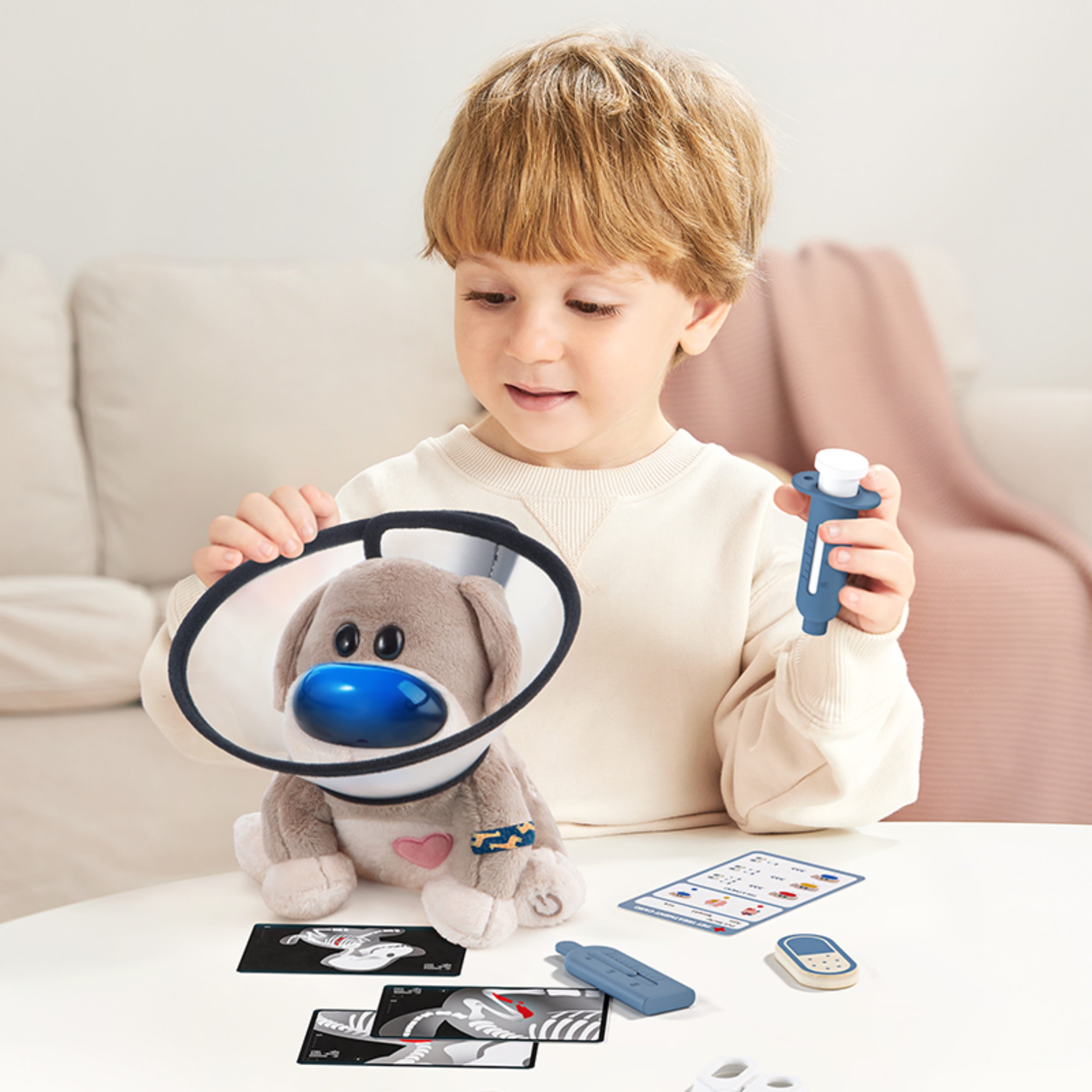 Petit garçon qui joue avec le set vétérinaire enfant avec chien peluche interactif