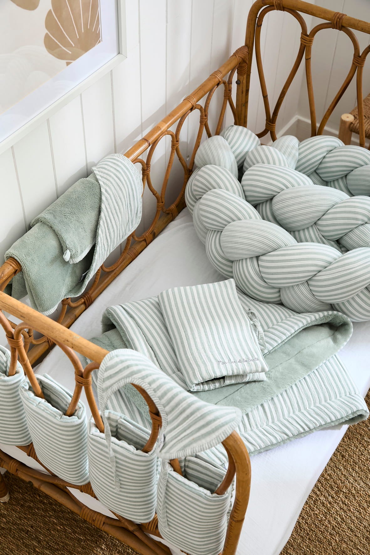 Chambre bébé avec lit et textiles de la collection Soft Stripes